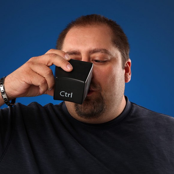 ctrl alt del cup set inuse 580x580 Sip coffee from these Ctrl Alt Del cups when your PC hang