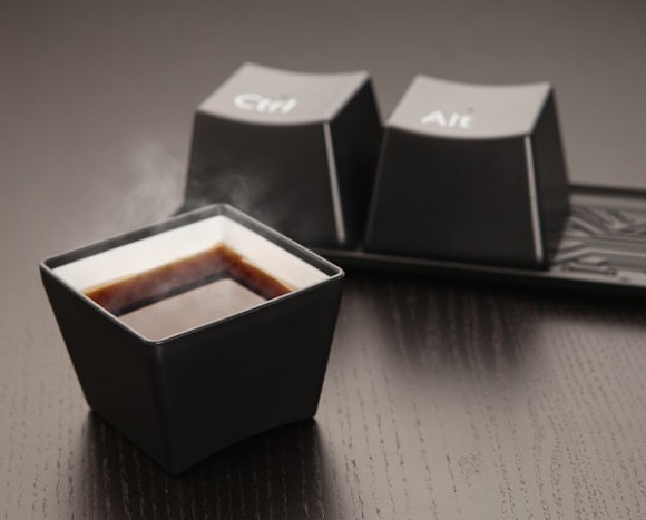 ctrl alt del cup set table 580x467 Sip coffee from these Ctrl Alt Del cups when your PC hang